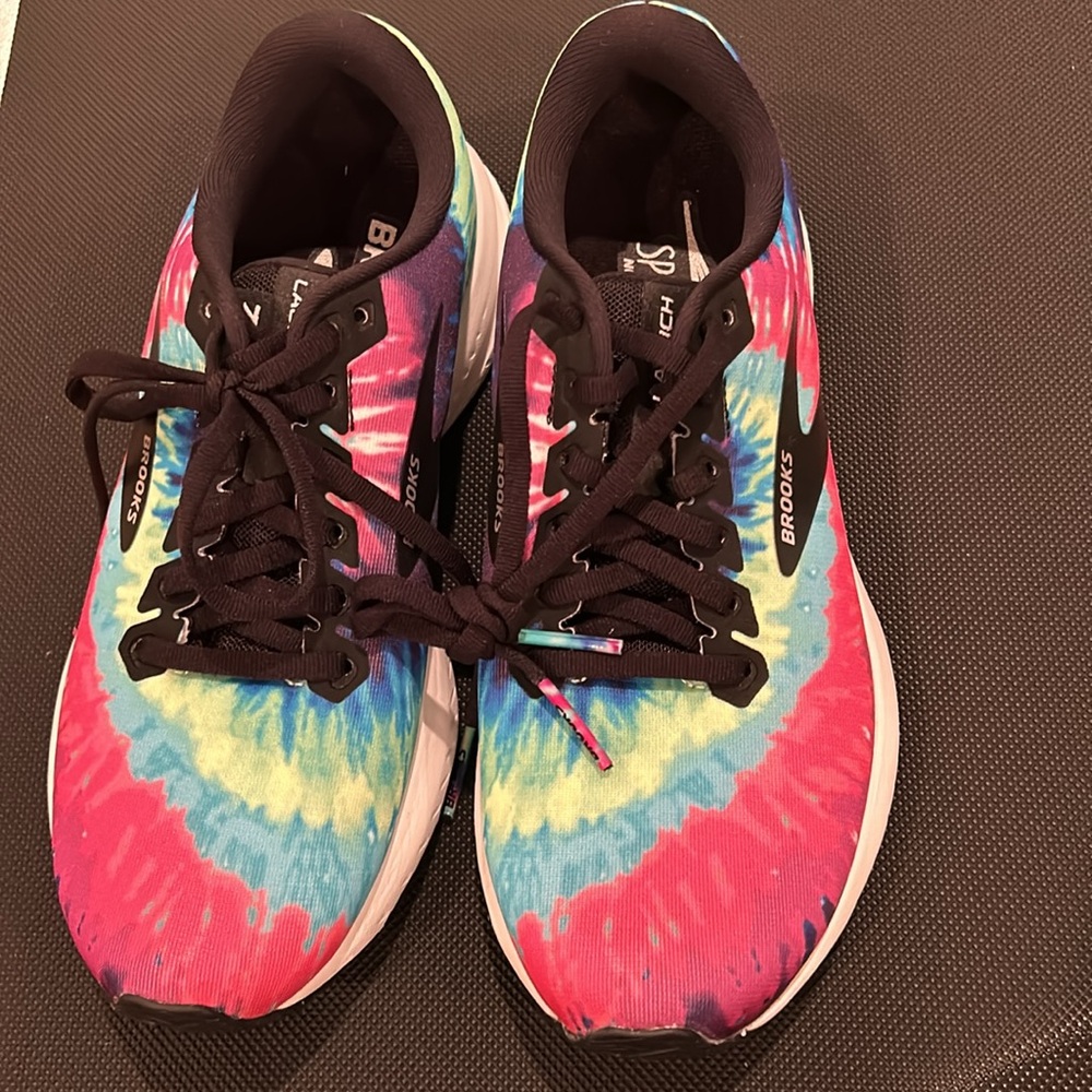 NEW women’s Brooks Rockin Roll Marathon Series Tie-Dye Athletic Shoes Size 8 - Picture 2 of 8